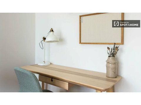 Aluga-se quarto em apartamento co-living mobiliado e com… - Aluguel