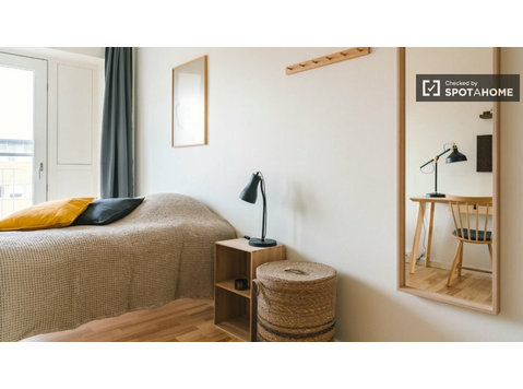 Quarto em apartamento co-living de 4 quartos mobiliado e… - Aluguel