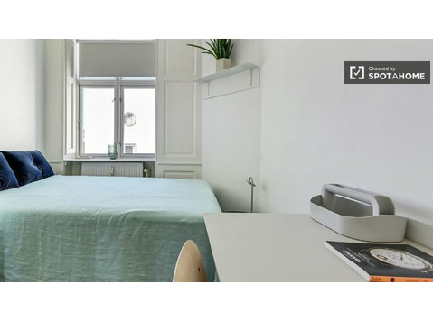 Room in furnished and serviced 6-bedroom co-living apartment - Izīrē