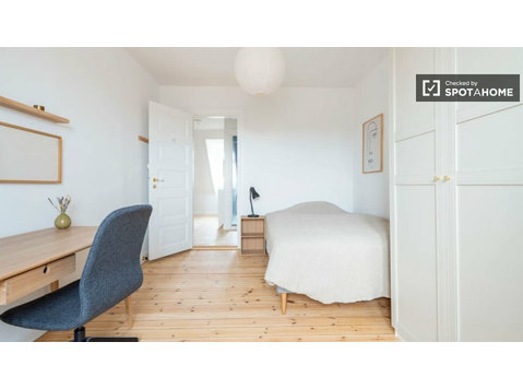 Quarto em apartamento compartilhado de 4 quartos mobiliado… - Aluguel