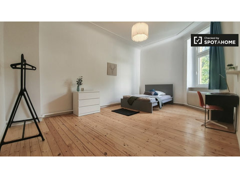 Zimmer zu vermieten in 4-Zimmer-Wohnung in Berlin - Zu Vermieten
