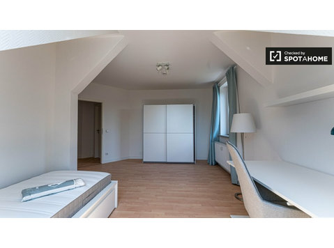 Zimmer zu vermieten in Wohnung mit 4 Schlafzimmern in Berlin - Zu Vermieten