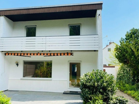 This 4 BR House with terrace, garden and garage avail. now! - Σπίτια