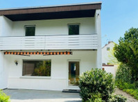 This 4 BR House with terrace, garden and garage avail. now! - בתים