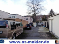 Einfamilienhaus mit Lager-Werkstatt, Büro und Garagen - Häuser