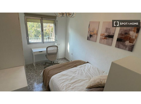 Aluga-se quarto em apartamento de 4 quartos em Málaga - Aluguel
