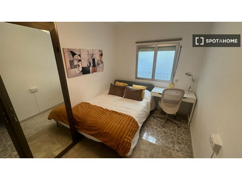 Se alquila habitación en piso de 4 habitaciones en Málaga - Alquiler