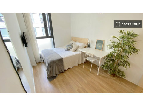 Deluxe-Zimmer im Zentrum mit Doppelbett, Klimaanlage, T - Zu Vermieten