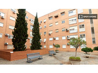 Se alquila habitación en piso de 4 habitaciones en Sevilla,… - Alquiler