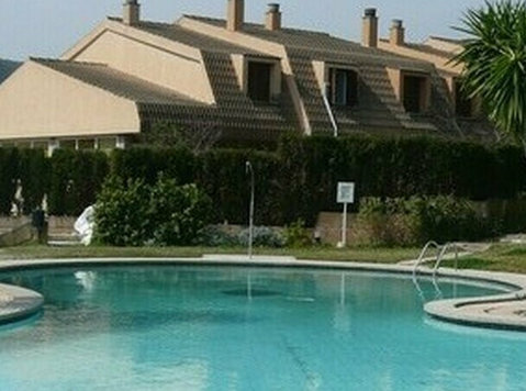 Habitación buena en casa grande con jardín y piscina - Camere de inchiriat