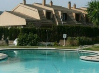 Habitación buena en casa grande con jardín y piscina - Stanze