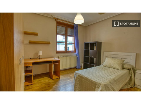 Zimmer zu vermieten in einer 10-Zimmer-Wohnung in Oviedo,… - Zu Vermieten