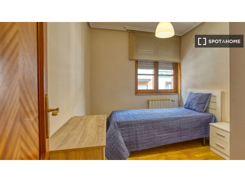 Pokój do wynajęcia w mieszkaniu z 10 sypialniami w Oviedo,… - Do wynajęcia
