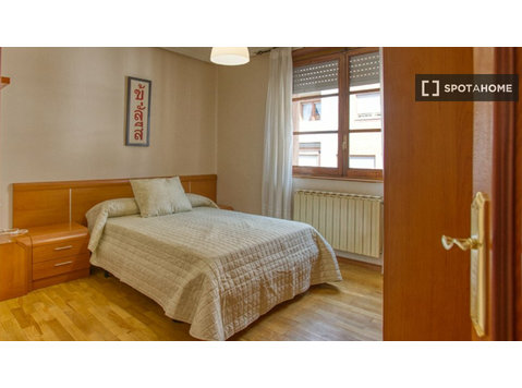 Se alquila habitación en piso de 10 habitaciones en Oviedo,… - Ενοικίαση