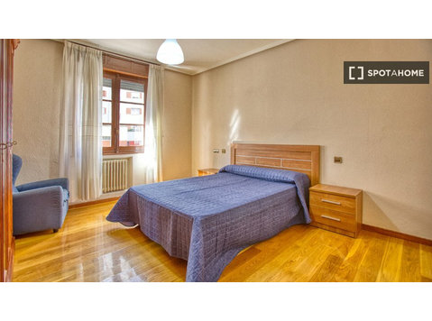 Se alquila habitación en piso de 10 habitaciones en Oviedo,… - برای اجاره