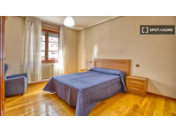 Se alquila habitación en piso de 10 habitaciones en Oviedo,… - Til Leie
