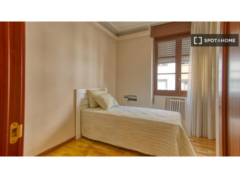 Se alquila habitación en piso de 10 habitaciones en Oviedo,… - Til leje