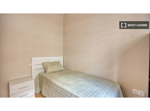 Se alquila habitación en piso de 10 habitaciones en Oviedo,… - De inchiriat