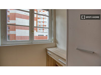Se alquila habitación en piso de 10 habitaciones en Oviedo,… - Alquiler