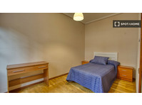 Se alquila habitación en piso de 10 habitaciones en Oviedo,… - 	
Uthyres