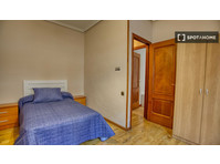Se alquila habitación en piso de 10 habitaciones en Oviedo,… - الإيجار