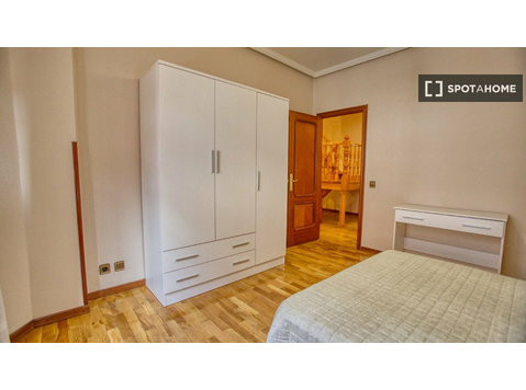 Se alquila habitación en piso de 10 habitaciones en Oviedo,… - Аренда
