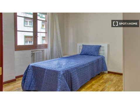 Se alquila habitación en piso de 10 habitaciones en Oviedo,… - کرائے کے لیۓ