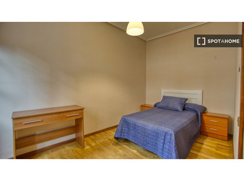 Pokój do wynajęcia w mieszkaniu z 10 sypialniami w Oviedo,… - Do wynajęcia