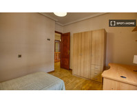 Se alquila habitación en piso de 10 habitaciones en Oviedo,… - Annan üürile