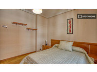 Se alquila habitación en piso de 10 habitaciones en Oviedo,… - Annan üürile