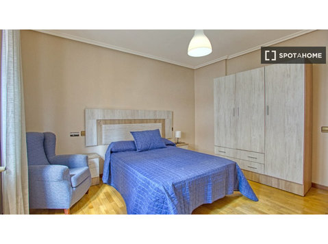 Se alquila habitación en piso de 10 habitaciones en Oviedo,… - Vuokralle