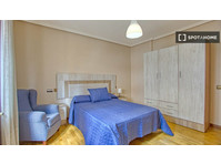 Se alquila habitación en piso de 10 habitaciones en Oviedo,… - 	
Uthyres