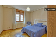 Se alquila habitación en piso de 10 habitaciones en Oviedo,… - Na prenájom