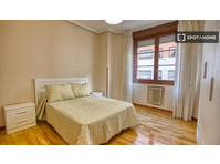 Se alquila habitación en piso de 10 habitaciones en Oviedo,… - Te Huur