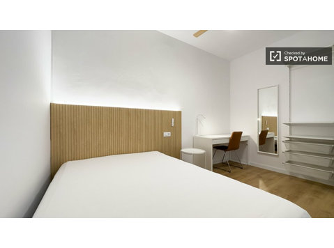 Camera accogliente in appartamento con 5 camere da letto a… - In Affitto