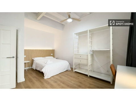 Przytulny pokój w apartamencie z 5 sypialniami w El Raval,… - Do wynajęcia
