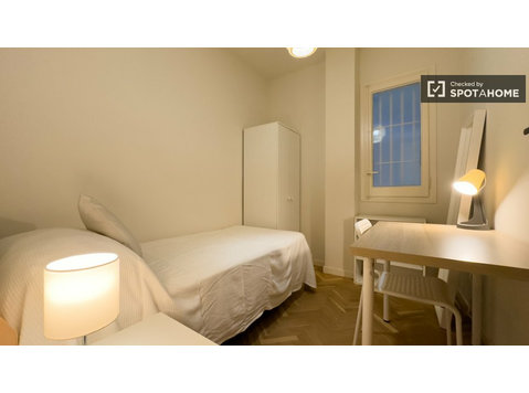 Zimmer in einer 4-Zimmer-Wohnung in Eixample, Barcelona - Zu Vermieten