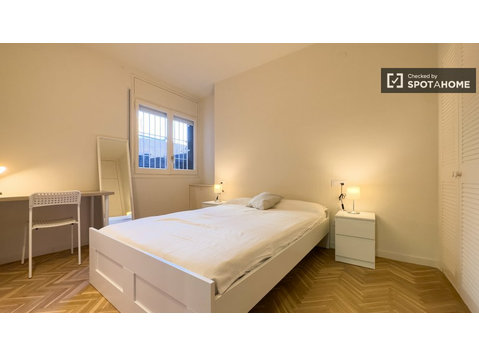 Habitación en piso de 4 habitaciones en Eixample, Barcelona - De inchiriat