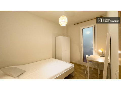 Habitación en piso de 4 habitaciones en Eixample, Barcelona - Под наем