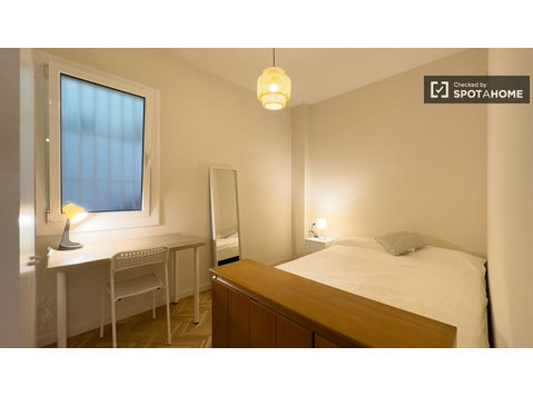 Zimmer in einer 4-Zimmer-Wohnung in Eixample, Barcelona - Zu Vermieten