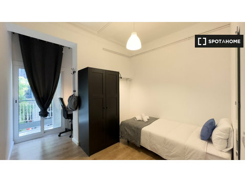 ¡Habitaciones en alquiler en un apartamento de 7… - Ενοικίαση