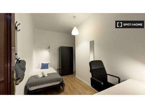 Zimmer zu vermieten in einer 7-Zimmer-Wohnung in Barcelona! - Zu Vermieten