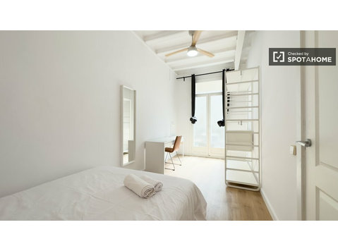 Piękny pokój w apartamencie z 5 sypialniami w El Raval,… - Do wynajęcia