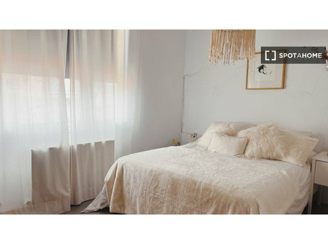 Appartement meublé de 3 chambres en colocation à Madrid - À louer