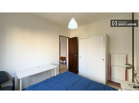Se alquila habitación en apartamento de 3 dormitorios en… - Alquiler