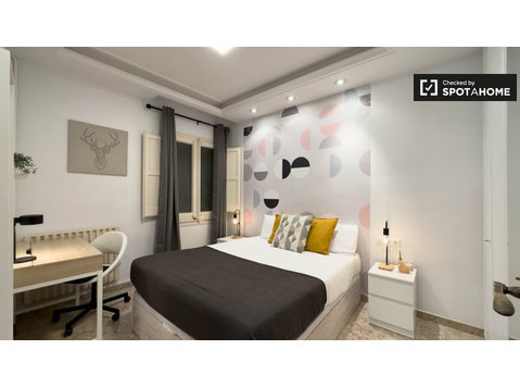 Zimmer zu vermieten in Haus mit 8 Schlafzimmern in… - Zu Vermieten