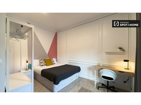 Alugo quarto em casa de 8 quartos em Collblanc, Barcelona - Aluguel