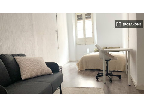 Zimmer zu vermieten in einer 4-Zimmer-Wohngemeinschaft in… - Zu Vermieten