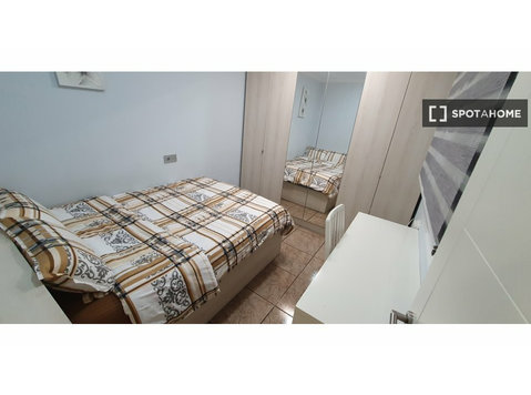 Chambre à louer dans un appartement partagé à Badalona - À louer