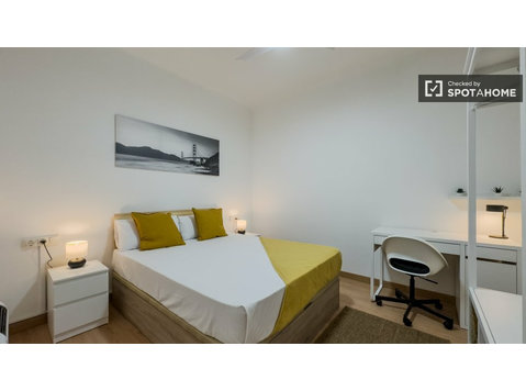 Pokój do wynajęcia w 5-pokojowym mieszkaniu w Barcelonie - Do wynajęcia